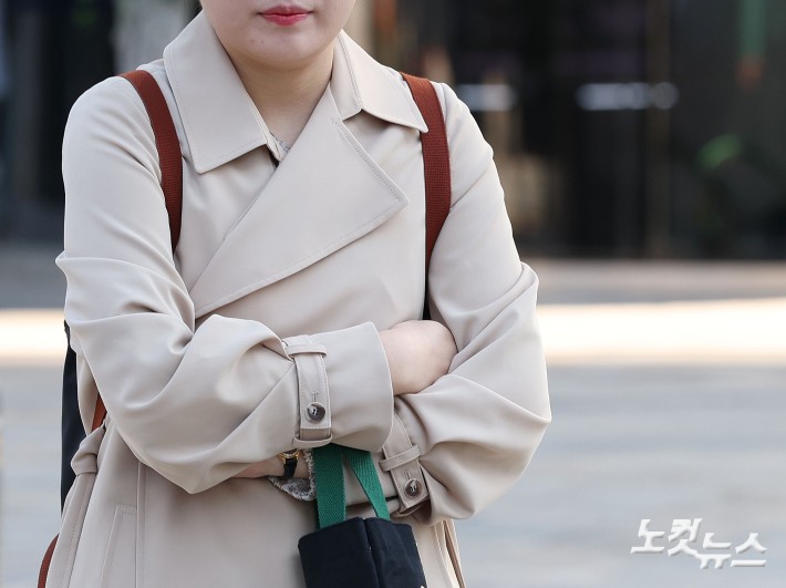 전국 대부분 지역에서 쌀쌀한 날씨가 이어지고 있는 22일 오전 서울 종로구 광화문네거리에서 시민들이 두꺼운 옷차림을 한 채 발걸음을 재촉하고 있다.