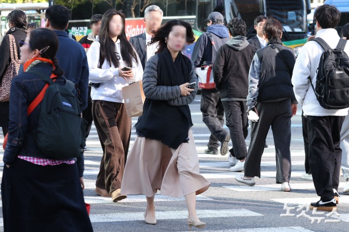전국 대부분 지역에서 쌀쌀한 날씨가 이어지고 있는 22일 오전 서울 종로구 광화문네거리에서 시민들이 두꺼운 옷차림을 한 채 발걸음을 재촉하고 있다.