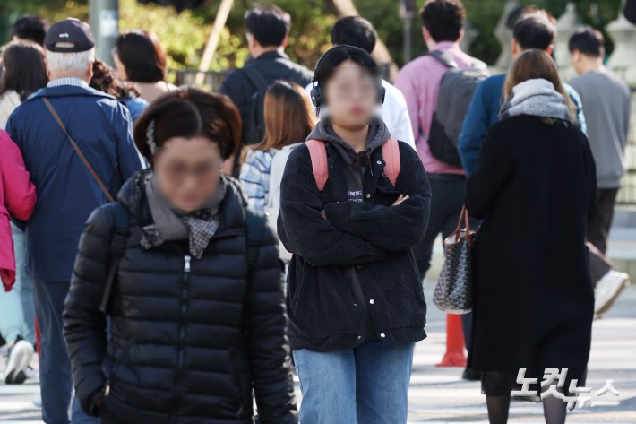 전국 대부분 지역에서 쌀쌀한 날씨가 이어지고 있는 22일 오전 서울 종로구 광화문네거리에서 시민들이 두꺼운 옷차림을 한 채 발걸음을 재촉하고 있다.