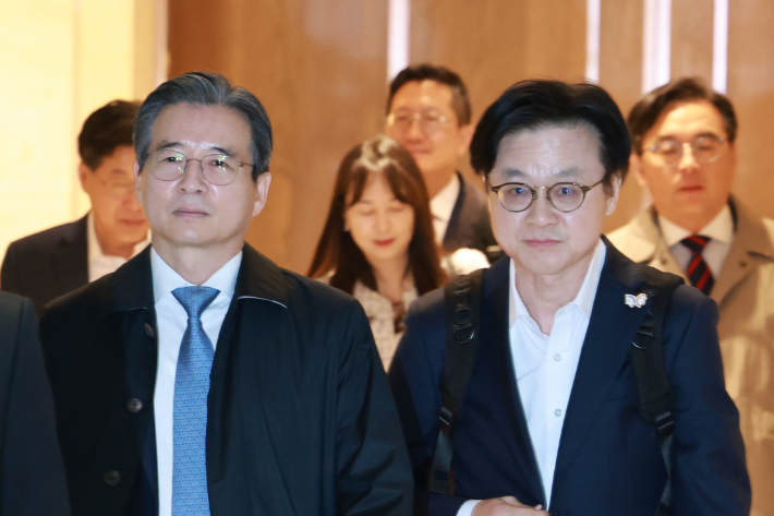 김용범 대통령실 정책실장(왼쪽)과 김정관 산업통상부 장관이 22일 한미 관세 협상 추가 논의를 위해 인천국제공항 제2여객터미널에서 미국 워싱턴DC로 출국하고 있다. 연합뉴스