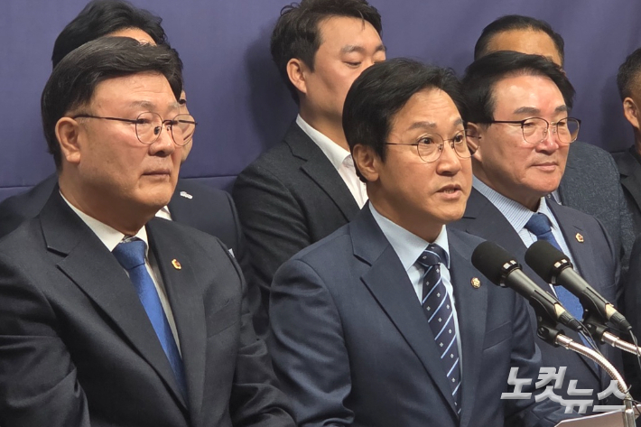 신영대 국회의원이 22일 전북도의회에서 기자회견을 열어 민주당 전북도당위원장 출마를 선언하고 있다. 최명국 기자