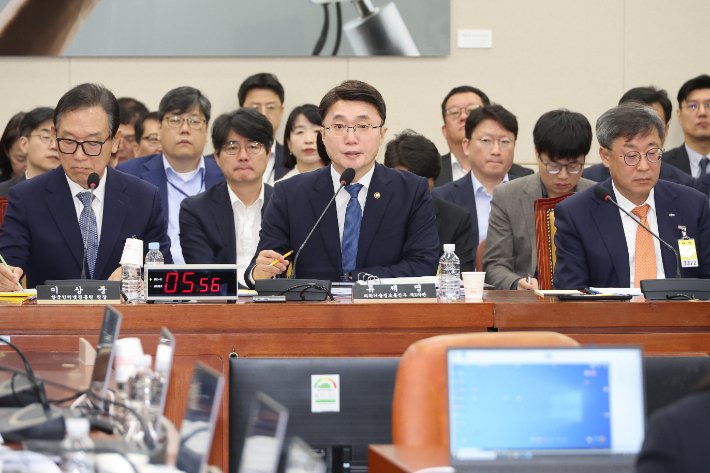 류제명 과학기술정보통신부 제2차관이 21일 국회 과학기술정보방송통신위원회의 과학기술정보통신부, 정보통신산업진흥원, 한국인터넷진흥원 등에 대한 국정감사에서 위원 질의에 답하고 있다. 연합뉴스