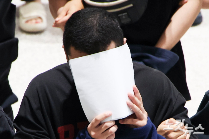 캄보디아 온라인 사기에 가담해 구금된 한국인들이 18일 오전 인천국제공항 제2터미널을 통해 송환되고 있다. 기사 내용과 직접적 관련은 없음. 인천공항=황진환 기자