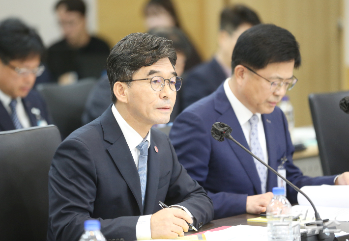 22일 대구시교육청에서 열린 국회 국정감사에서 허영우 경북대 총장이 답변하고 있다. 김세훈 기자
