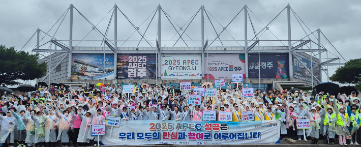 경주시와 경주시종합자원봉사센터는 22일 황성공원과 경주예술의전당 일대에서 환경정비를 실시했다. 경주시 제공