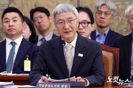 22일 서울 여의도 국회에서 열린 문화체육관광위원회의 국립중앙박물관 등에 대한 국정감사에서 김희섭 국립중앙도서관장이 의원 질의에 답변을 하고 있다.