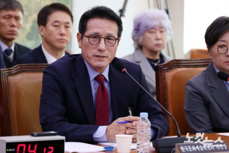 22일 서울 여의도 국회에서 열린 문화체육관광위원회의 국립중앙박물관 등에 대한 국정감사에서 정병국 한국문화예술위원회 위원장이 의원 질의에 답변을 하고 있다.