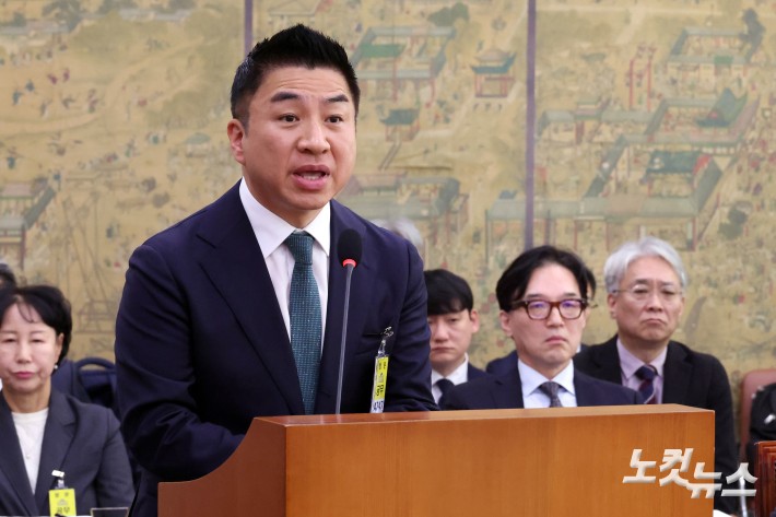 22일 서울 여의도 국회에서 열린 문화체육관광위원회의 국립중앙박물관 등에 대한 국정감사에서 정용석 국립박물관문화재단 사장이 김건희 씨의 경복궁 방문과 관련 의원 질의를 받고 있다.