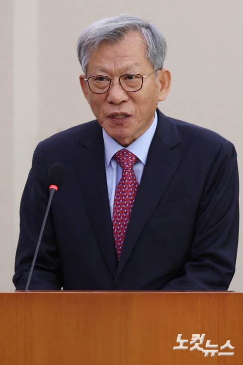 22일 서울 여의도 국회에서 열린 문화체육관광위원회의 국립중앙박물관 등에 대한 국정감사에서 유홍준 국립중앙박물관장이 업무보고를 하고 있다.