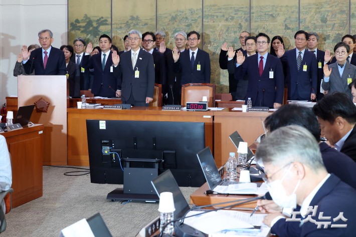 22일 서울 여의도 국회에서 열린 문화체육관광위원회의 국립중앙박물관 등에 대한 국정감사에서 유홍준 국립중앙박물관장과 피감기관 증인들이 선서를 하고 있다.