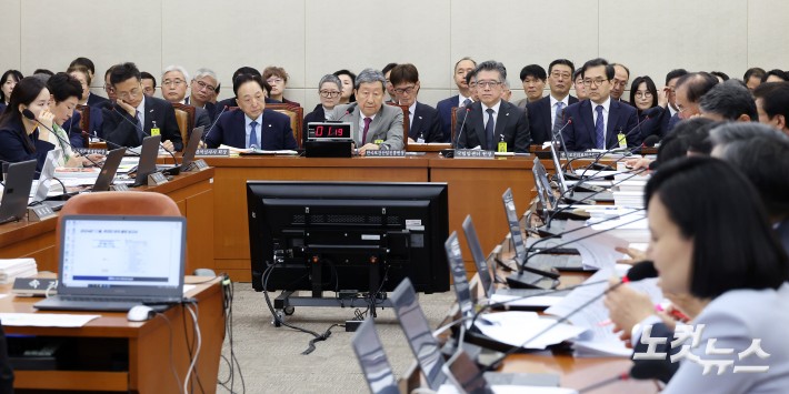 22일 서울 여의도 국회에서 열린 보건복지위원회의 한국보건산업진흥원 등에 대한 국정감사에서 차순도 한국보건산업진흥원장이 의원 질의에 답변을 하고 있다.