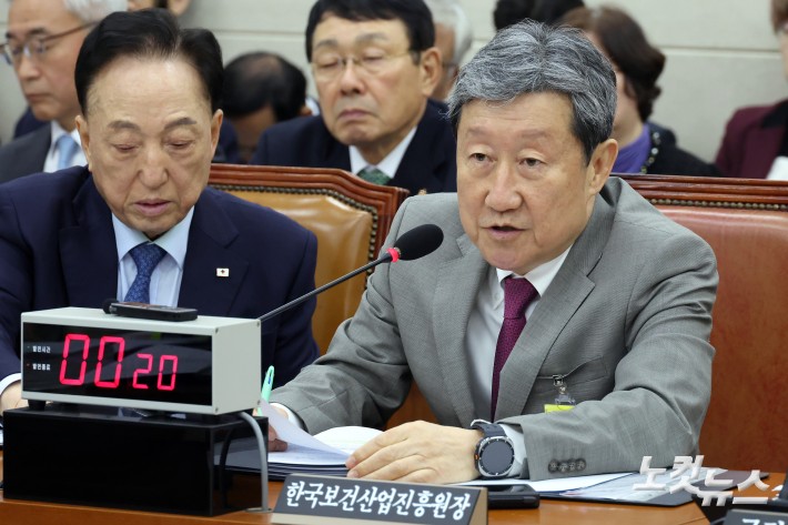 22일 서울 여의도 국회에서 열린 보건복지위원회의 한국보건산업진흥원 등에 대한 국정감사에서 차순도 한국보건산업진흥원장이 의원 질의에 답변을 하고 있다.