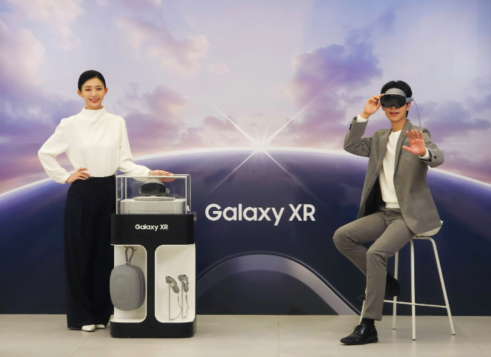 22일 삼성 강남에서 삼성전자 모델들이 새롭게 공개된 '갤럭시 XR'을 소개하는 모습. 삼성전자 제공