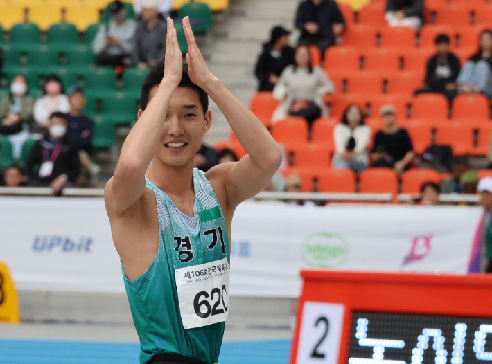 22일 부산 아시아드주경기장에서 열린 제106회 전국체육대회 육상 남자 일반부 높이뛰기 경기에 출전한 우상혁. 연합뉴스