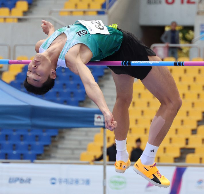 22일 부산 아시아드주경기장서 열린 제106회 전국체육대회 육상 남자 일반부 높이뛰기에서 우상혁(용인시청)이 두 번째 시도에서 2m 20을 가볍게 넘고 있다. 연합뉴스