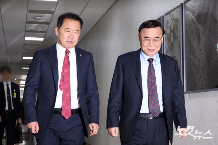 신성범 국회 정보위원회 위원장과 이종석 국가정보원장이 22일 오전 서울 여의도 국회에서 열린 국회 정보위원회 전체회의 시작 전 정보위원장실로 향하고 있다.