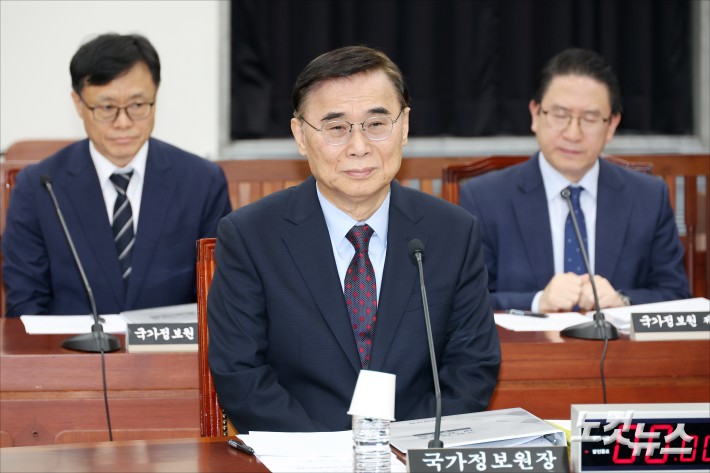 이종석 국가정보원장이 22일 오전 서울 여의도 국회에서 열린 국회 정보위원회 전체회의에 춣석하고 있다.