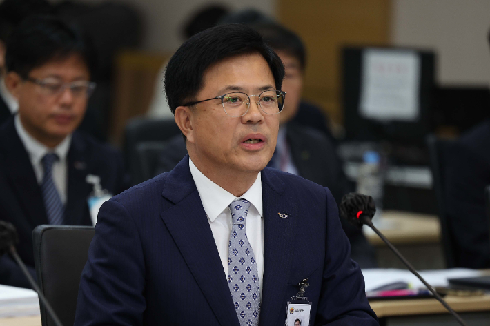 답변하는 정재연 강원대 총장. 연합뉴스