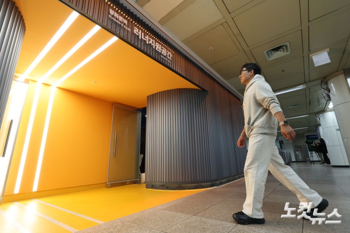 22일 오후 서울 종로구 광화문역 내에 '러너지원공간(Runner's Base)'이 조성돼 있다.서울시는 지하철 역사 유휴공간을 생활체육 거점으로 바꾼다고 밝혔다. 광화문역·회현역·월드컵경기장역에 '러너지원공간'을 조성해 탈의실, 보관함, 파우더룸과 러닝용품 자동판매기를 갖추고, 모닝 러닝 등 맞춤 프로그램을 운영한다. 운영시간은 매일 오전 5시 30분~오후 11시로 지하철 운행 시간에 맞춘다.