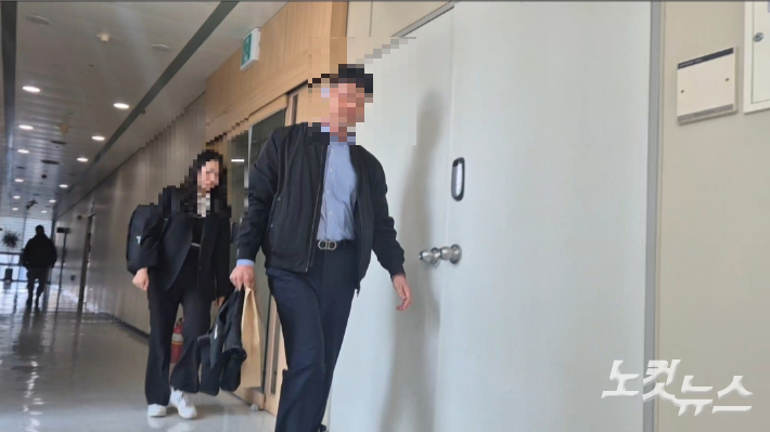 22일 오전 해병특검팀이 전북경찰청장 사무실을 압수수색한 후 압수물을 챙겨 나오는 모습. 심동훈 기자