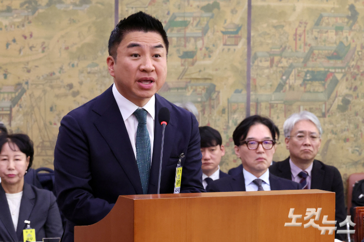 22일 서울 여의도 국회에서 열린 문화체육관광위원회의 국립중앙박물관 등에 대한 국정감사에서 정용석 국립박물관문화재단 사장이 김건희 씨의 경복궁 방문과 관련 의원 질의를 받고 있다. 윤창원 기자