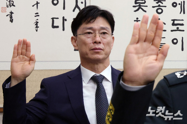 임성근 전 해병대1사단장이 17일 서울 여의도 국회에서 열린 법제사법위원회의 군사법원에 대한 국정감사에 증인으로 출석해 선서를 하고 있다. 윤창원 기자
