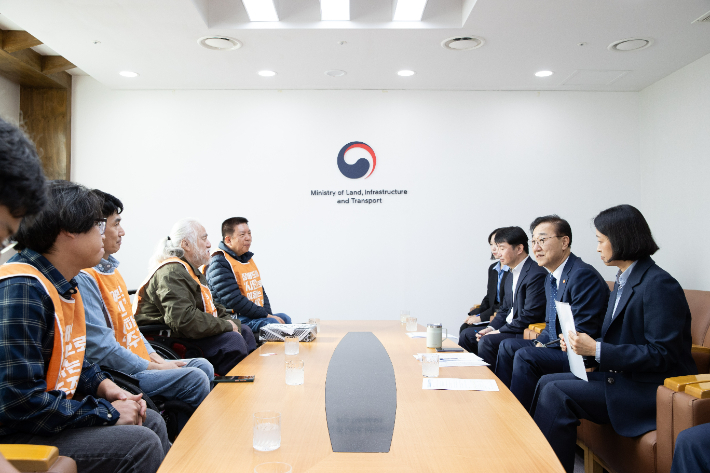 국토교통부는 김윤덕(오른쪽 두 번째) 장관이 22일 서울 중구 정동 국토발전전시관에서 전국장애인차별철폐연대(전장연) 공동대표단과 간담회를 가졌다고 밝혔다. 국토교통부 제공