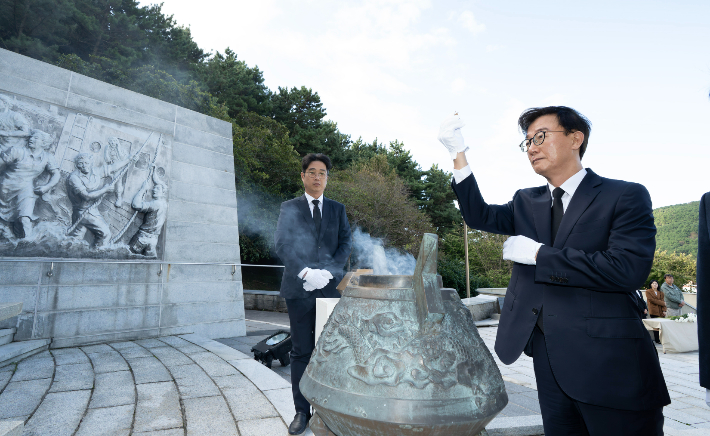 전재수 해양수산부 장관은 22일 부산 영도구에 있는 순직선원 위령탑을 참배했다. 해양수산부 제공