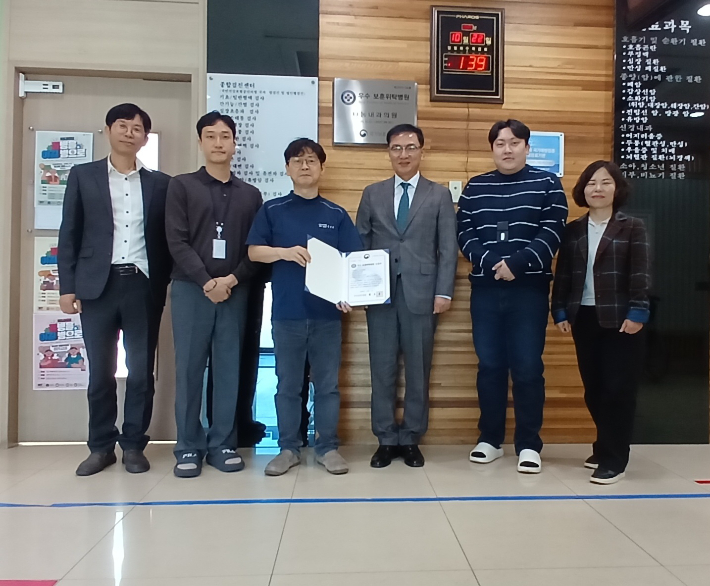 광주지방보훈청이 전남 담양군 수북면 나눔내과의원에 '2025년 제3기 우수 보훈위탁병원 인증서'를 전달하고 있다. 광주지방보훈청 제공