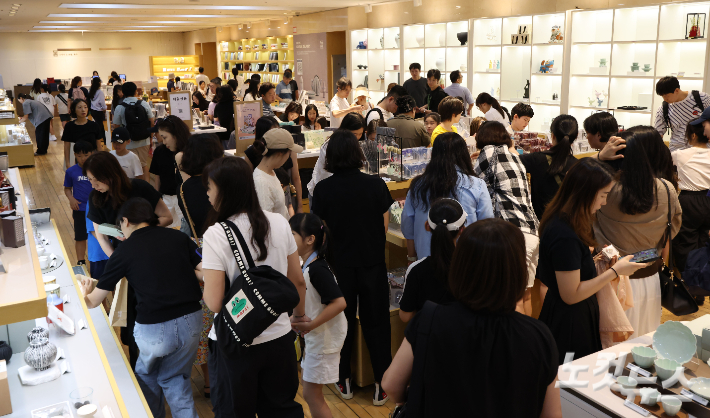 최근 '케이팝 데몬 헌터스' 등 K-콘텐츠의 흥행으로 국립중앙박물관을 찾는 관람객이 크게 증가한 가운데 지난 8월 11일 오전 서울 용산구 국립중앙박물관 공식 굿즈 매장 '뮷즈샵'이 관람객들로 북적이고 있다. 류영주 기자