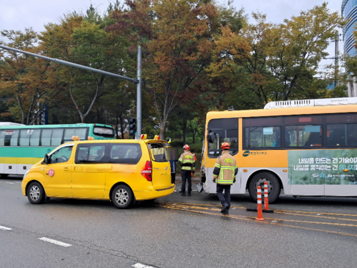 22일 오전 9시 46분쯤 울산 남구 옥동 한 교차로에서 시내버스가 신호대기 중이던 유치원 통학차량을 들이 받았다. 울산소방본부 제공