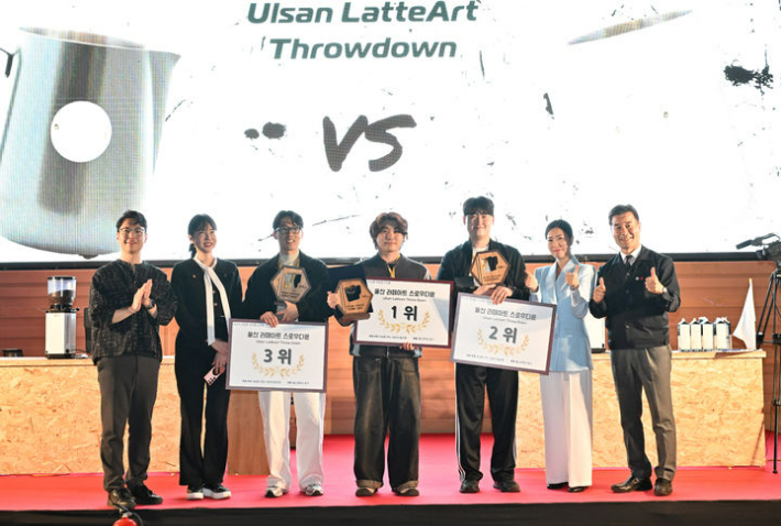 지난해 커피페스티벌에서 수상자들이 기념 촬영을 하고 있다. 중구청 제공 