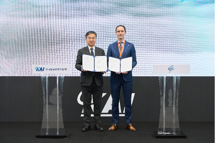 KAI 김지홍 전무와 NLR VP Henk van Dijk. KAI 제공