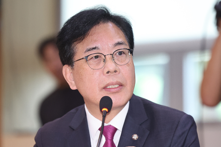 22일(현지시간) 캄보디아 프놈펜 주캄보디아 대사관에서 열린 국회 외교통일위원회 주캄보디아·주베트남·주태국·주라오스대사관 국정감사에서 국민의힘 송언석 원내대표가 김현수 주캄보디아 대사 대리에게 한국인 납치·감금 범죄 관련 질의를 하고 있다. 연합뉴스