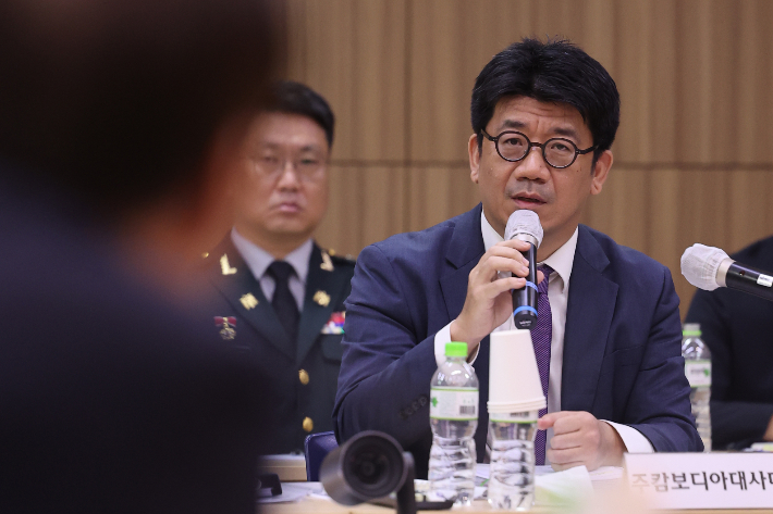 22일(현지시간) 캄보디아 프놈펜 주캄보디아 대사관에서 열린 국회 외교통일위원회 주캄보디아·주베트남·주태국·주라오스대사관 국정감사에서 김현수 주캄보디아 대사 대리가 의원들의 질문에 답하고 있다. 연합뉴스