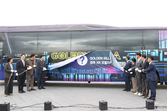 'Golden Silla–XR버스' 앞에서 열린 오픈 세리머니에서 주낙영 경주시장과 이철우 경북도지사, 이동협 경주시의회 의장 등이 축하 행사를 갖고 있다. 경주시 제공