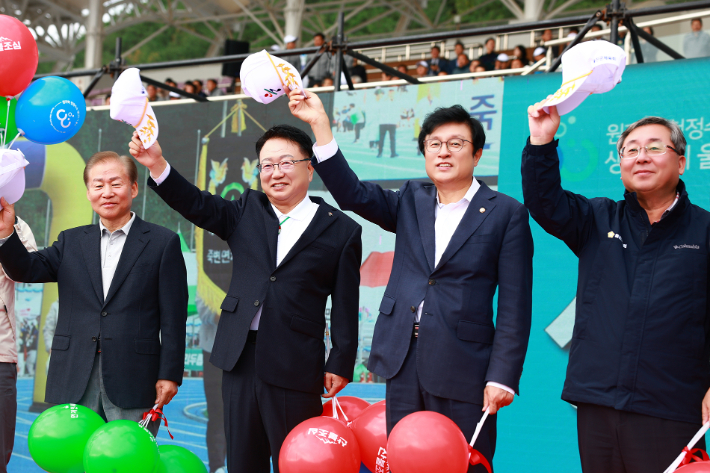 지난해 열린 제51회 울진군민 한마음체육대회에서 손병복 울진군수가 박형수 국회의원과 함께 군민들에게 인사하고 있다. 울진군 제공