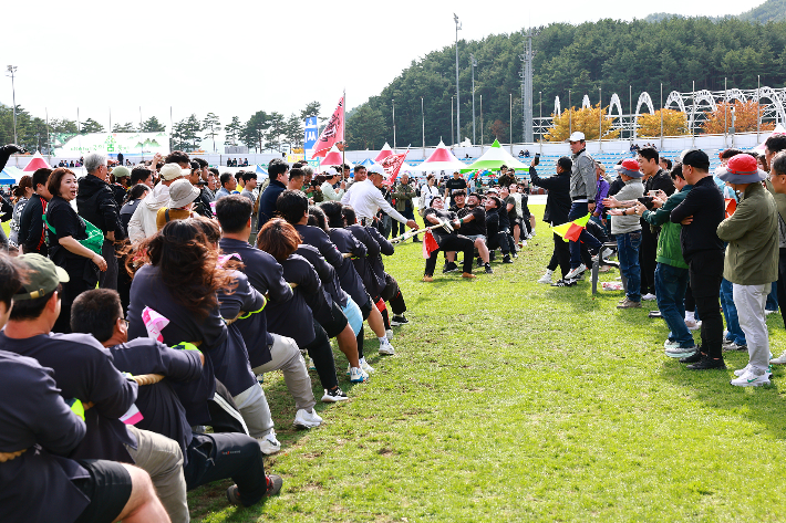지난해 열린 제51회 울진군민 한마음체육대회 줄다리기 경기. 울진군 제공