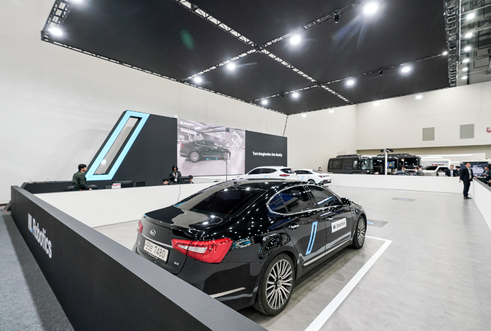 주차로봇 '파키'가 주차 공간에 차를 이동시켰다. 한국자동차기자협회 제공