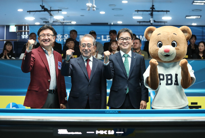 PBA 장상진 부총재(왼쪽부터), 김영수 총재, 휴온스 송수영 대표이사, 빌리베어가 개막식이 끝나고 기념 사진을 찍고 있다. PBA 