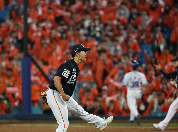 22일 대구 삼성 라이온즈 파크에서 열린 2025 프로야구 KBO 리그 포스트 시즌 플레이오프 4차전 한화 이글스와 삼성 라이온즈의 경기. 3회말 한화 선발 투수 정우주가 병살로 이닝을 마무리지은 후 포효하고 있다. 연합뉴스