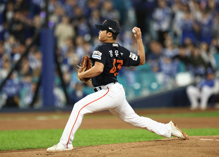 22일 대구 삼성 라이온즈 파크에서 열린 2025 KBO 포스트 시즌 플레이오프 한화 이글스 대 삼성 라이온즈 4차전. 1회 말 한화 선발 투수 정우주가 역투하고 있다. 연합뉴스