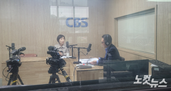 왼쪽부터 이혜란 충청북도 과학기술정책과장, 김종현 앵커. 충북CBS