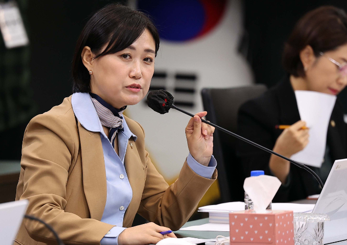 대구시교육청에서 22일 열린 국회 교육위원회의 국정감사에서 더불어민주당 백승아 의원이 질의하고 있다. 연합뉴스