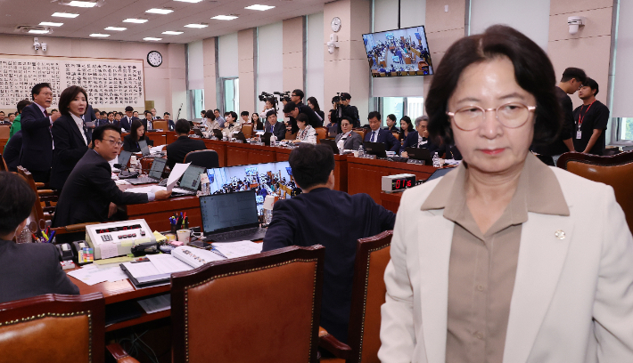 지난 16일 서울 여의도 국회에서 열린 감사원 등에 대한 법제사법위원회 국정감사에서 발언권 등과 관련 여야 언쟁이 이어지자 추미애 위원장이 감사 중지를 선포한뒤 자리를 나서고 있다. 연합뉴스