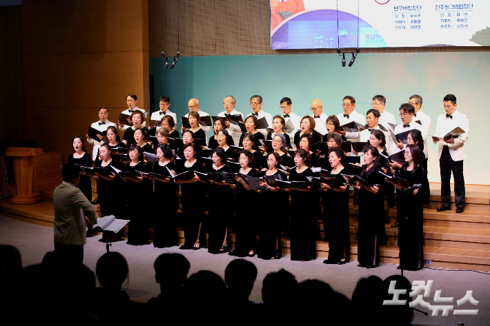 밴쿠버합창단이 연합 연주회 무대에 올라 감동의 무대를 펼치고 있다. 최화랑 기자