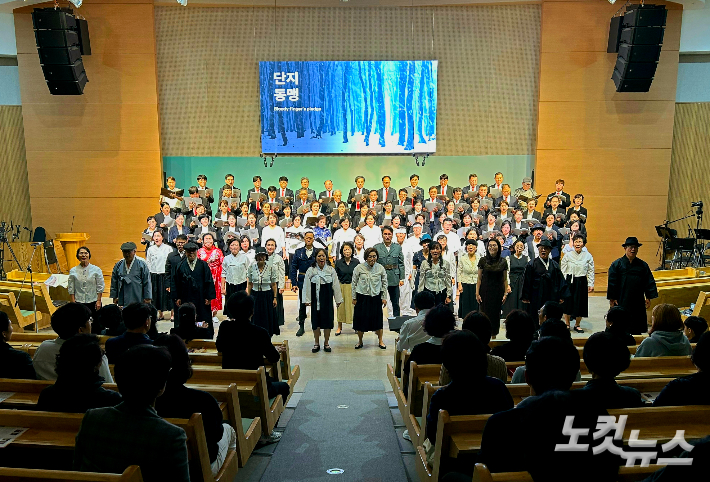 전주필그림합창단과 밴쿠버합창단이 함께 뮤지컬 영웅의 합창 무대를 선보이고 있다. 최화랑 기자