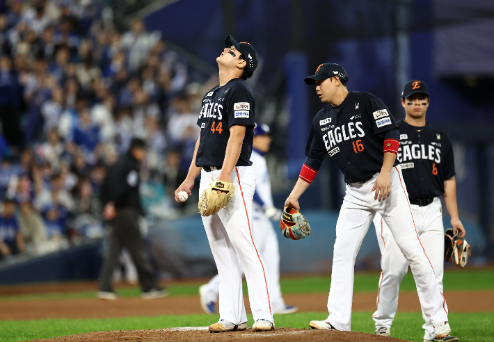 22일 대구 삼성 라이온즈 파크에서 열린 2025 KBO 포스트 시즌 플레이오프 한화 이글스 대 삼성 라이온즈 4차전. 6회 말 동점을 허용한 한화 투수 김서현이 강판에 앞서 아쉬워 하고 있다. 연합뉴스