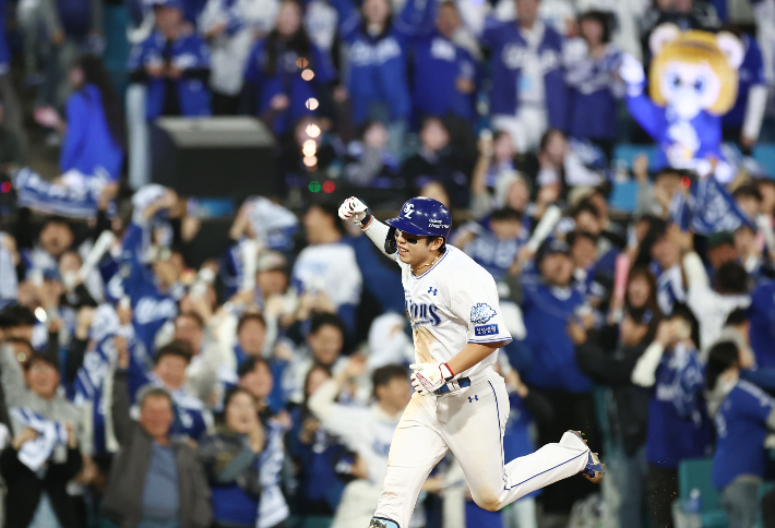 22일 대구 삼성 라이온즈 파크에서 열린 2025 KBO 포스트 시즌 플레이오프 한화 이글스 대 삼성 라이온즈 4차전. 7회 말 1사 1, 2루 때 삼성 김영웅이 3점 홈런을 친 후 그라운드를 달리고 있다. 연합뉴스