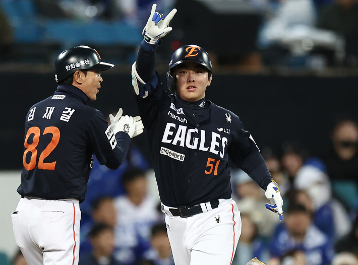 22일 대구 삼성 라이온즈 파크에서 열린 2025 KBO 포스트 시즌 플레이오프 한화 이글스 대 삼성 라이온즈 4차전. 5회 초 2사 2, 3루 때 한화 문현빈이 3점 홈런을 친 후 그라운드를 달리고 있다. 연합뉴스